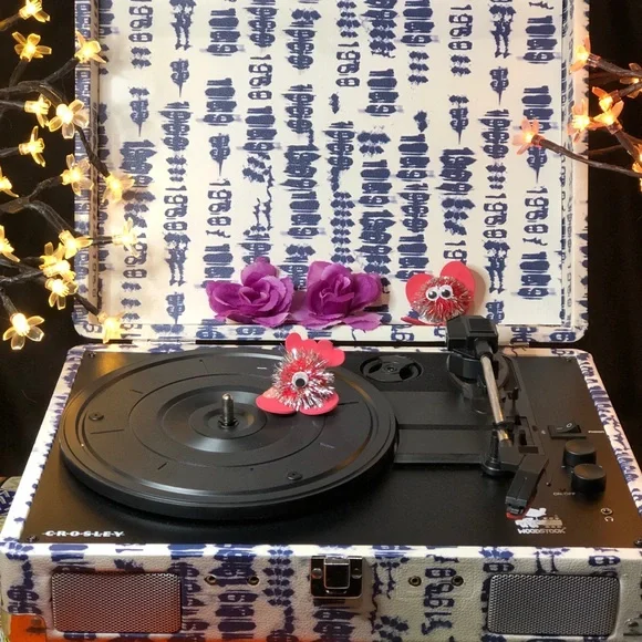Crosley Black and White Patterned Turntable - Picture 12 of 12
